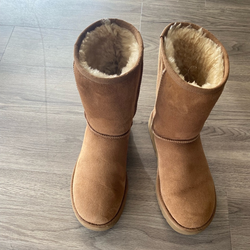 Women UGG Classic Short Chestnut Boots Size 9